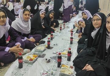 سفره افطاری دانش‌آموزان شاهد لاله‌ها در حسینیه ثارالله