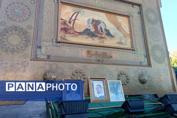 پیاده‌روی زائران کاروان پیاده هیات محبان الرضا (ع) شهرستان فیروزآباد در شیراز