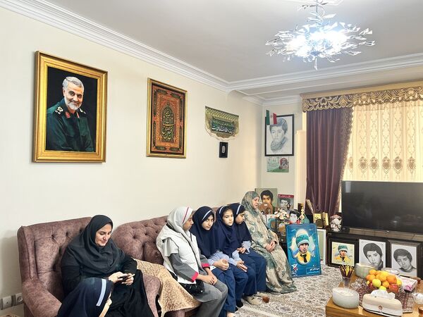 دیدار دانش‌آموزان دبستان المهدی ناحیه 2 کرج با خانواده دانش‌آموز شهید رضا پناهی
