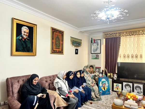 دیدار دانش‌آموزان دبستان المهدی ناحیه 2 کرج با خانواده دانش‌آموز شهید رضا پناهی