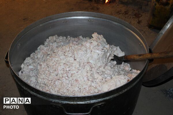 آماده‌سازی حلیم عاشورا در روستای اسحاق‌آبادی نیشابور