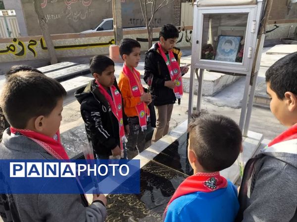 غبارروبی مزار شهدا توسط دانش‌آموزان دبستان شهید پسندیده فدافن