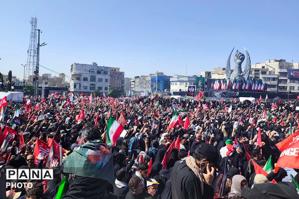 بدرقه حماسی امام شهید در قلب تهران