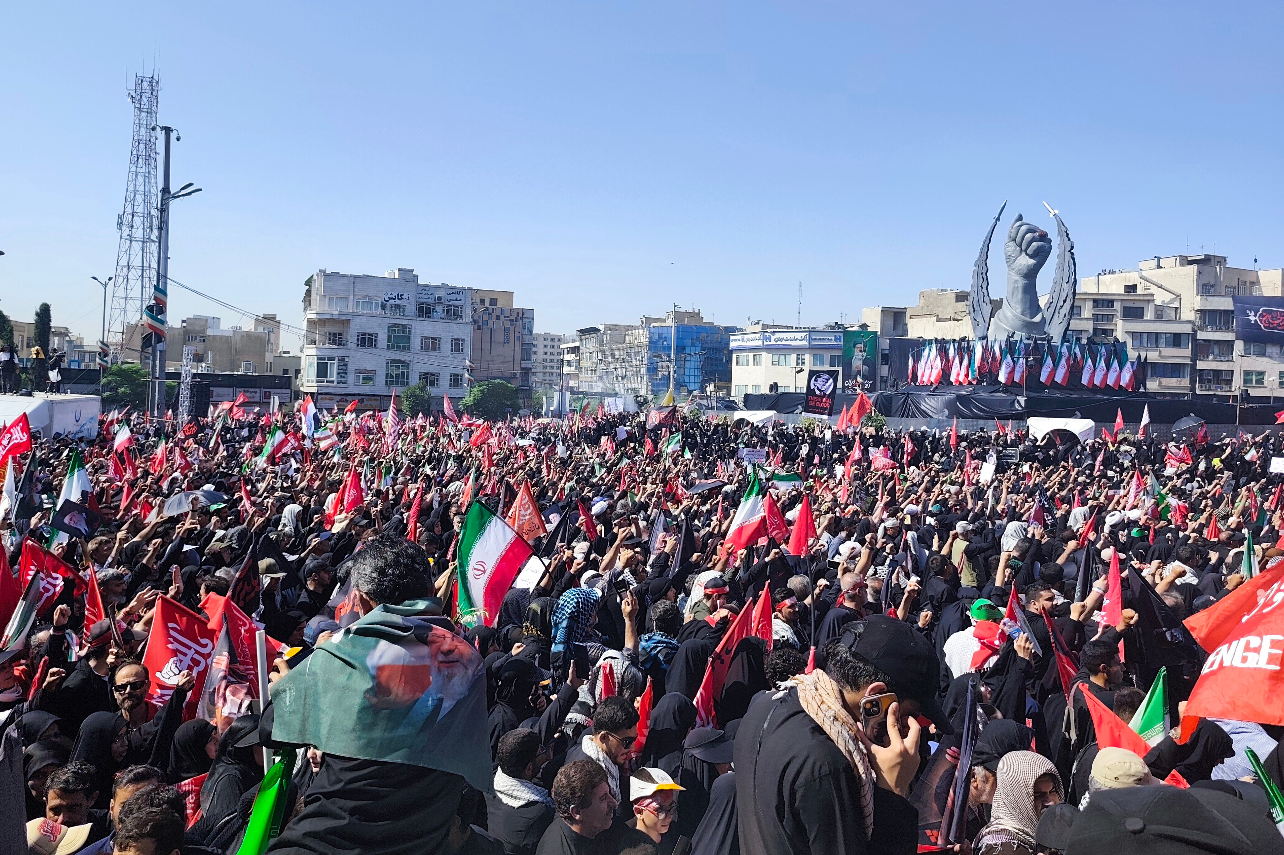 بدرقه حماسی امام شهید در قلب تهران