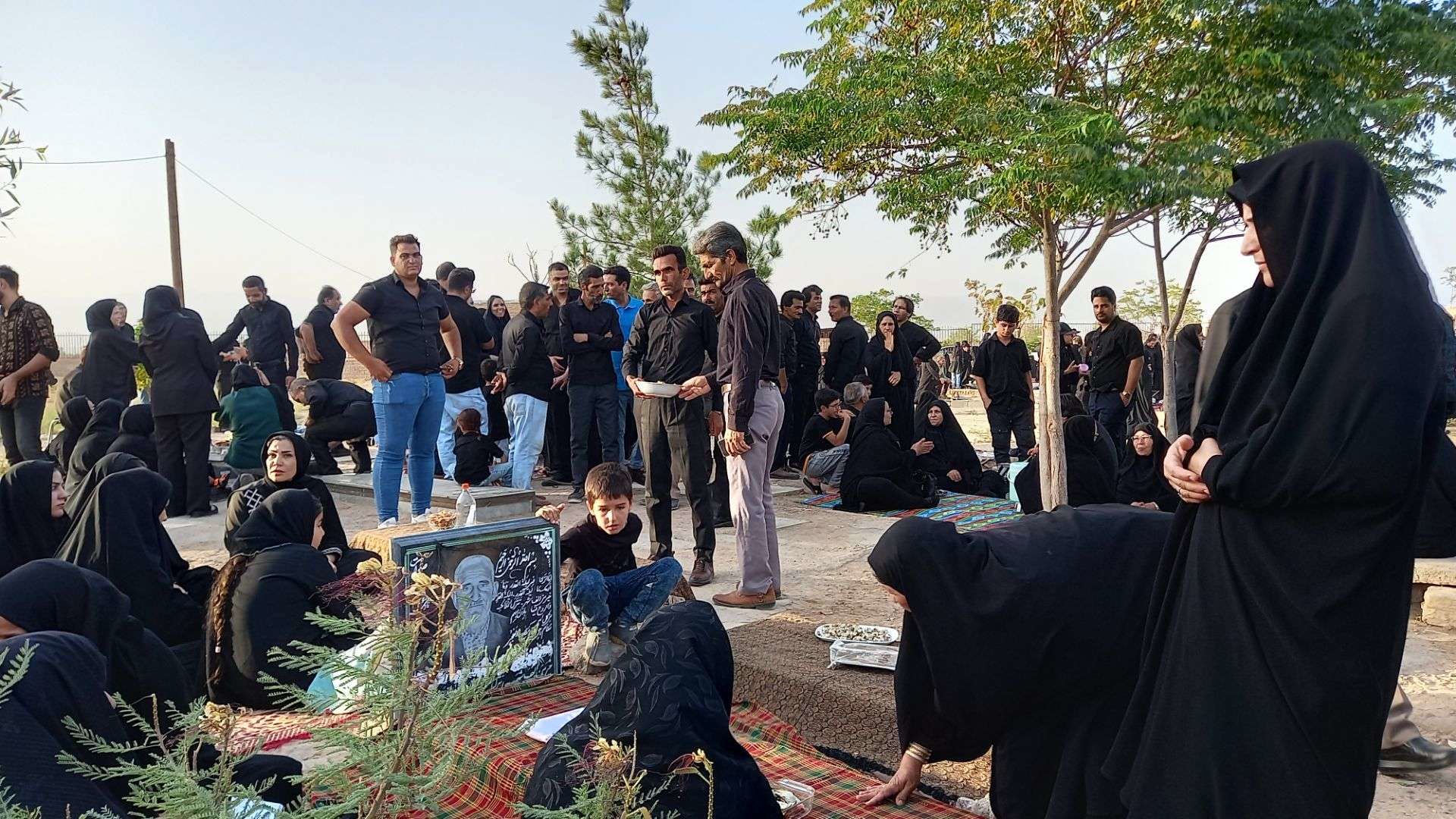 زیارت اهل قبور در غروب تاسوعای حسینی در روستای نقاب