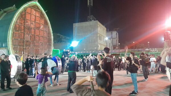 مراسم نخل‌گردانی شب عاشورا در حسینیه شهرک شهید فهمیده کرج