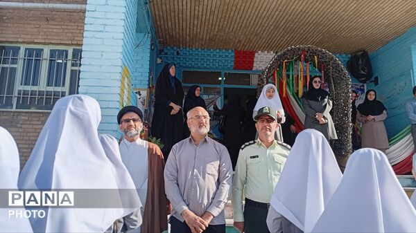 طنین زنگ مهر در آموزشگاه پروین اعتصامی شازند