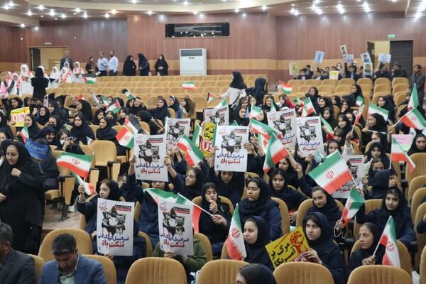 تجمع دانش‌آموزان آموزشگاه‌های شمال غرب شیراز در روز دانش‌آموز
