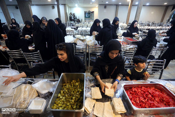 بازدید رئیس دانشگاه فرهنگیان از موکب‌های پذیرای زائرین مراسم امام شهید در این دانشگاه