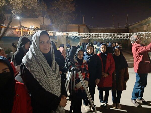 رصد ستارگان در مدرسه عزت طلایی