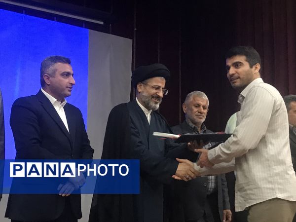 همایش تجلیل از مدیران و کارکنان نمونه شهرستان محمودآباد 