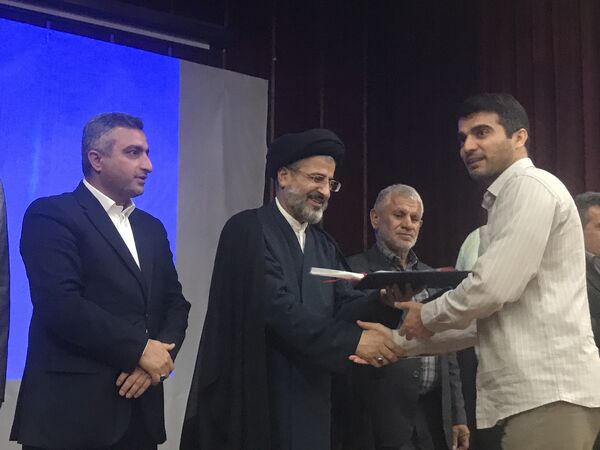 همایش تجلیل از مدیران و کارکنان نمونه شهرستان محمودآباد 
