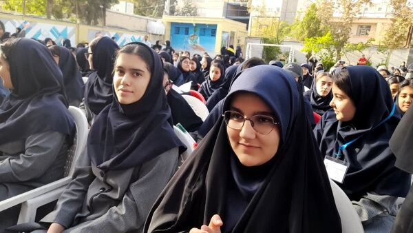 نواخته‌شدن زنگ مهر در مدرسه فرزانگان ۴ مشهد