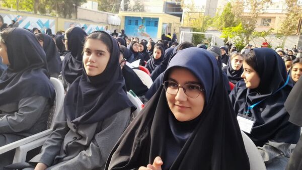 نواخته‌شدن زنگ مهر در مدرسه فرزانگان ۴ مشهد