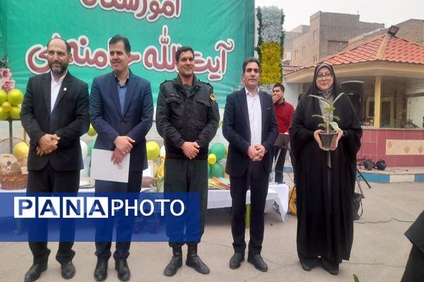 طنین شادی نیمه شعبان در مدرسه آیت الله خامنه ای پیشوا؛ تجلیل از مقام معلم و اجرای برنامه های شاد