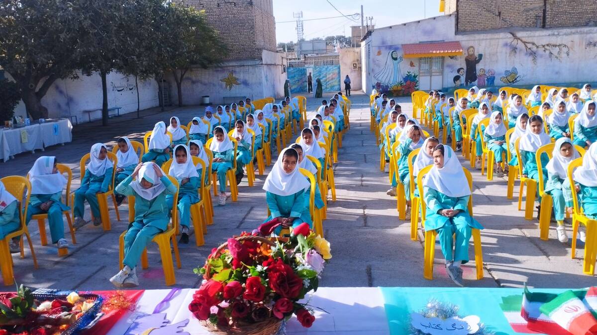 نواختن زنگ هفته کتاب و کتابخوانی در مدرسه شهید نجفیان