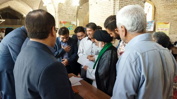 میز خدمت ادارات و بانک‌ها در نماز جمعه نیشابور