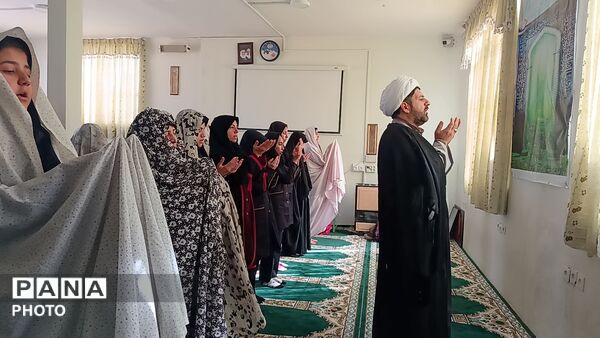 اجلاسیه نماز در دبیرستان کوثر فرهنگیان