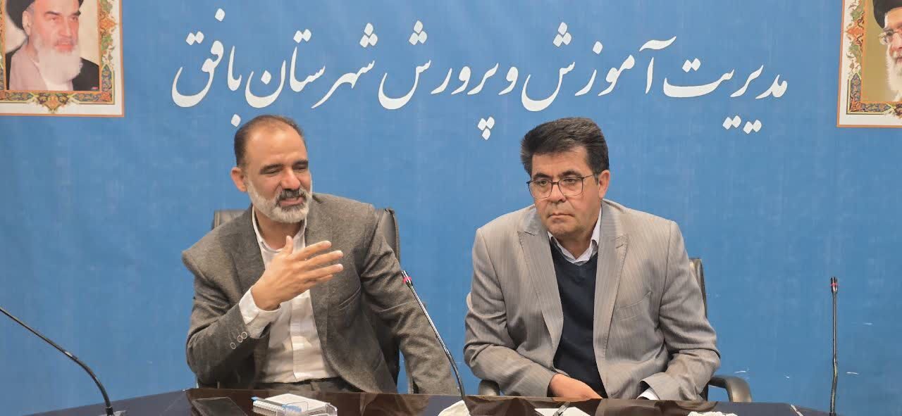 نشست مدیر آموزش‌ و پرورش با اعضای شورای دانش‌آموزی متوسطه اول
