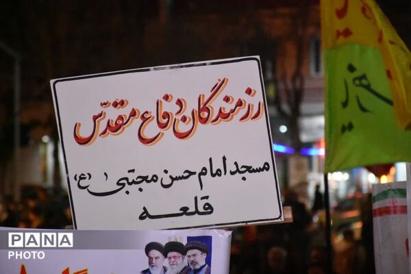 موج ۵۶ در تجمعات شبانه قروه؛ حضور پرشور مردم به میزبانی پیشکسوتان دفاع مقدس و بیرق مطهر حرم امام حسین(ع)