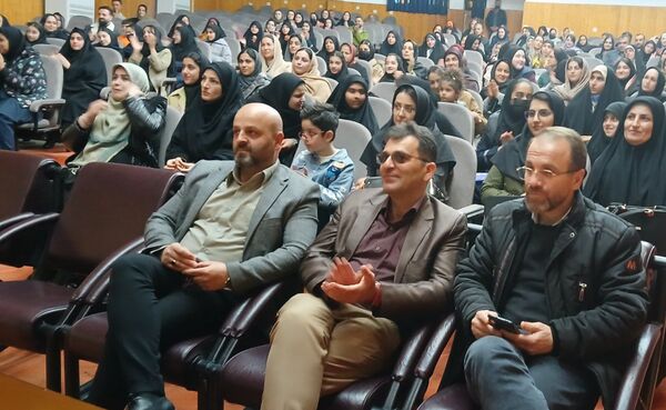آیین تجلیل از دانش آموزان برتر دبیرستان عترت محمودآباد 