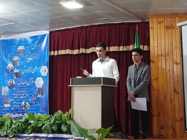 مراسم تقدیر از نفرات برتر دبیرستان نمونه‌ شهدای‌ سلمانشهر عباس‌آباد
