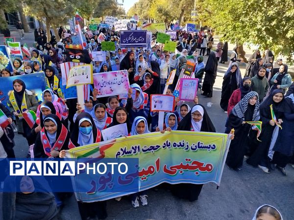 راهپیمایی 13 آبان با حضور حداکثری دانش آموزان در شهرستان نیشابور 