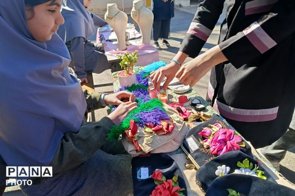 رنگِ خلاقیت در مدرسه رستمرودی پیچید؛ برگزاری بازارچه خوارزمی