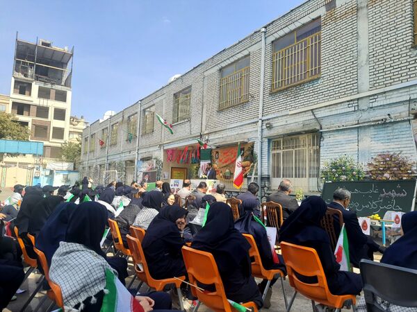 مراسم باشکوه زنگ ایثار و مقاومت در مدرسه شاهد تکتم ناحیه ۳