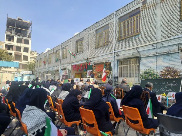 مراسم باشکوه زنگ ایثار و مقاومت در مدرسه شاهد تکتم ناحیه ۳