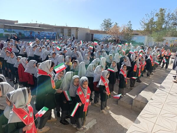 طنین زنگ انقلاب دردبستان خدیجه کبری ابرکوه  
