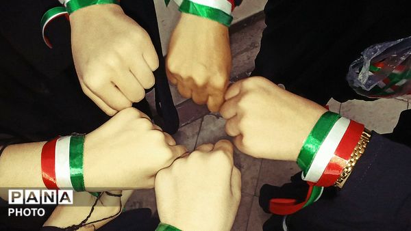 اجرای هنری دختران به‌مناسبت «بیتاب میناب» در مدرسه کیانوش دلفان 