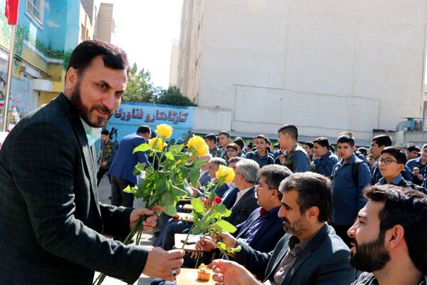 آیین بازگشایی مدارس و نواختن زنگ مهر ایثار و شهادت در ناحیه ۶ مشهد 