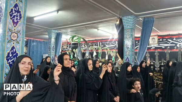 حسینیه به یاد رهبر شهید؛ تجدید میثاق دانش‌آموزان با آرمان‌های انقلاب