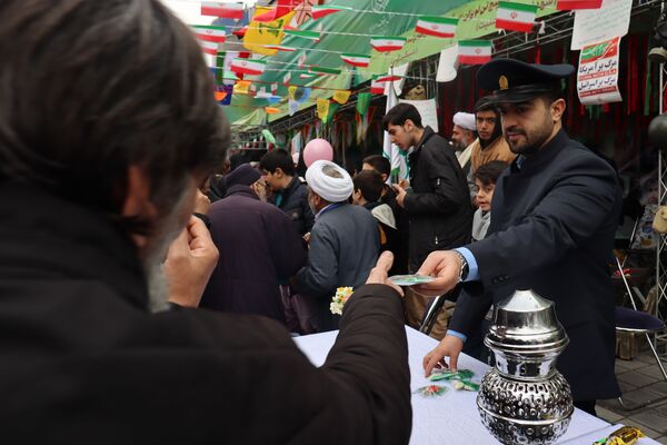 ٢٢ بهمن؛ روزى که دلها با قدم‌‌ها یکى میشود