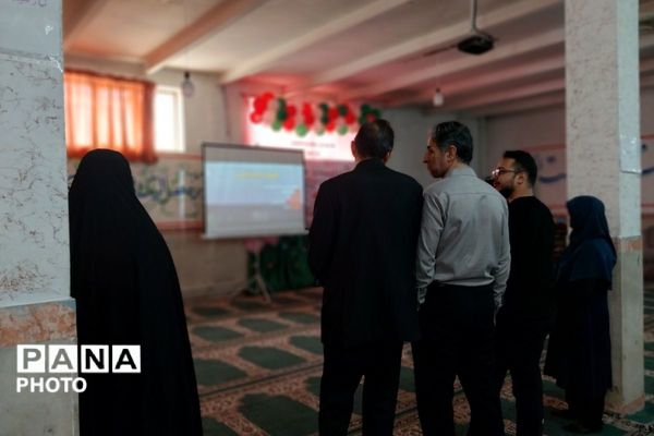 نمایشگاه مدرسه انقلاب در دبیرستان جوادالائمه بهارستان‌دو