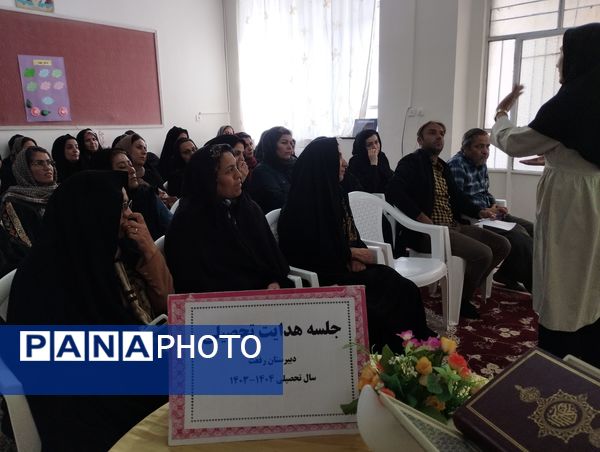 جلسه آموزش خانواده در دبیرستان دخترانه رفعت