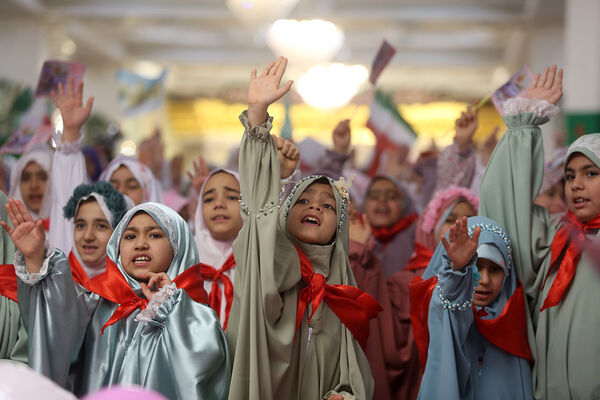 دختران، مهمان حضرت معصومه(س) شدند