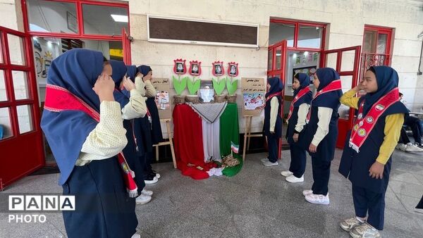 ادای احترام افتخارآمیز دانش‌آموزان آرمینه مصلی‌نژاد به رهبرشهید