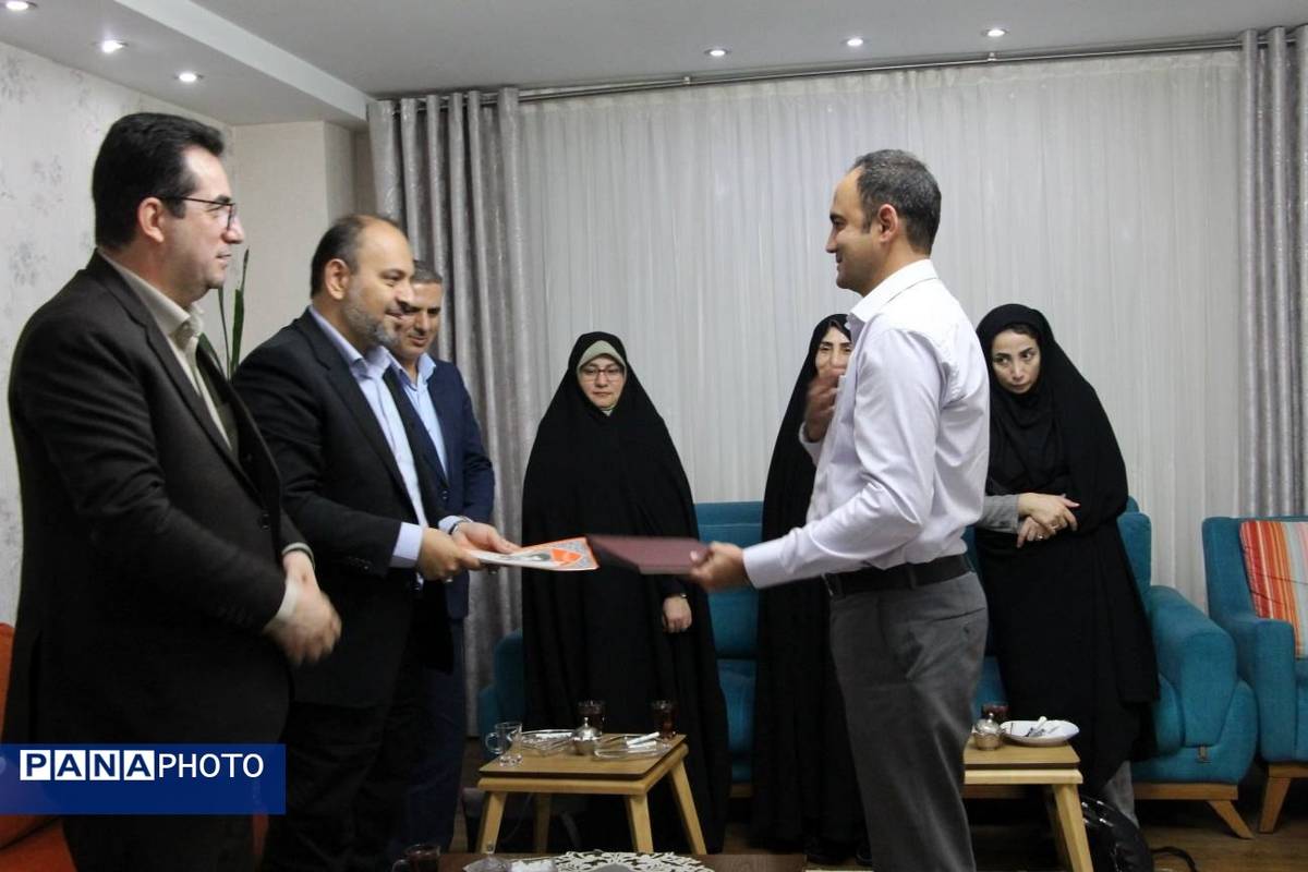 دیدار معاون پرورشی و فرهنگی وزیر آموزش و پرورش با خانواده معلم شهید عبدالله برزگر 