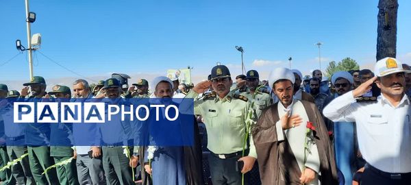 گلباران مزار مطهر شهدا به‌مناسبت هفته دفاع مقدس در بجنورد