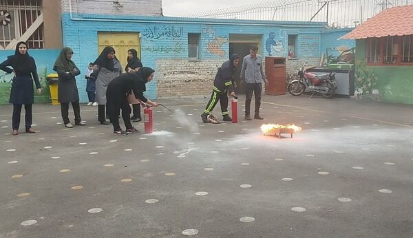 برنامه آموزشی اطفا حریق در مدرسه مهندس رحمانی فرد مشهد