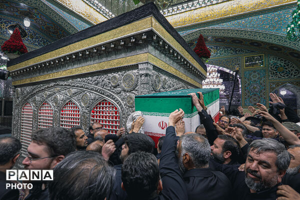 طواف پیکر رهبر شهید انقلاب بر گرد ضریح مطهر امام رضا علیه‌السلام