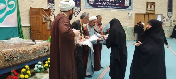 تقدیر از دانش‌آموزان برگزیده ناحیه چهار قم در جشنواره «فردا»