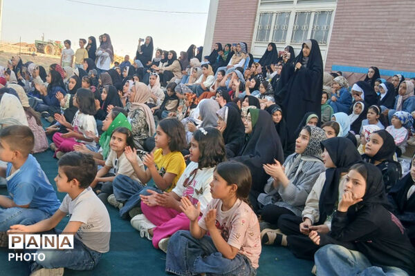 تریلی سیار کانون پرورش فکری کودکان و نوجوانان در شهرستان بام و صفی آباد 