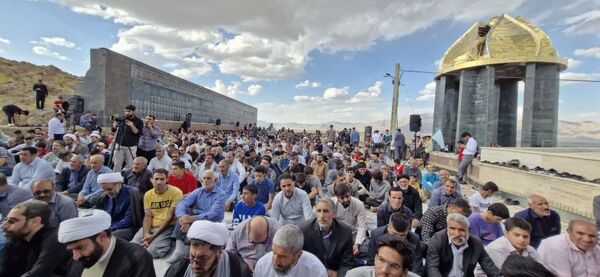 نور عرفه در تپه شهدای گمنام نورآباد طنین‌انداز شد