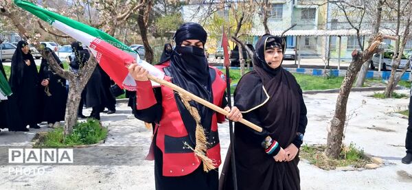 نمایش دانش‌آموزان دختر در سوگ شهدای میناب