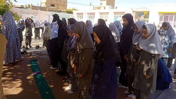 برپایی نماز جماعت  در دبستان شهید نجفی فدافن 