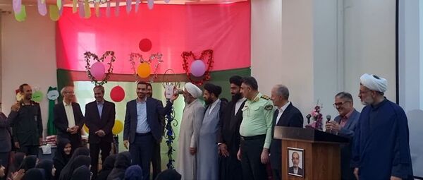 برگزاری جشن عاطفه‌ها در دبیرستان دخترانه لاجوردی کاشان 