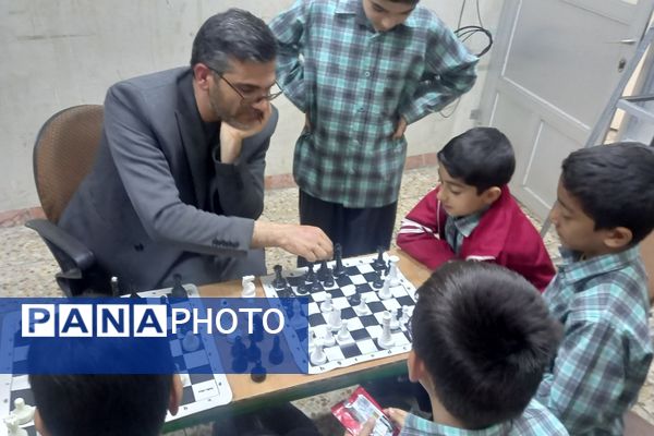 آمادگی دانش‌آموزان برتر شطرنج دبستان شیخ جنید (ره) برای رقابت‌های شهرستانی
